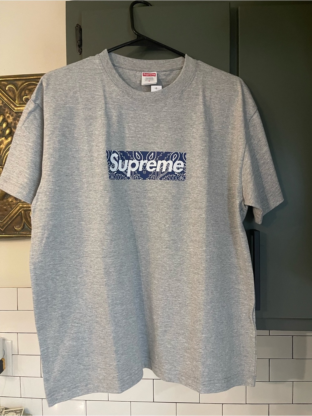 Mens Graphic Design Tee Size S.